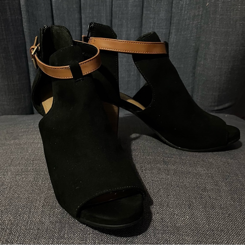 Black and Brown Women's Kenneth Cole Reaction Heeled Sandals